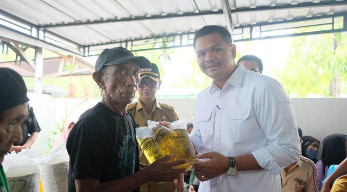 Peduli, Bupati Bantaeng Uji Nurdin Salurkan Bantuan Beras dan Minyak Goreng Untuk 31.654 Warga