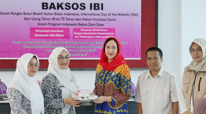 Peringati HUT IBI ke-75, Ketua TP. PKK Bantaeng Buka Bakti Sosial Pelayanan KB Serentak di Puskesmas Kassi-Kassi
