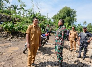 Bupati Bantaeng Bersama Dandim 1410 Salurkan Bantuan Beras dan Minyak, Tinjau Langsung Progres Pembangunan Jembatan Garuda
