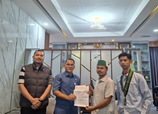 Usai Surati Kejari Barru, HMI Barru Geruduk Meja Erik Yudistira Serahkan Laporan Korupsi Dana Hibah KPU Tahun 2024