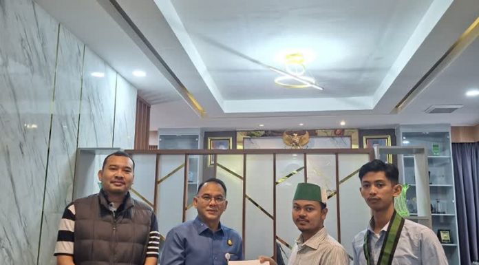Usai Surati Kejari Barru, HMI Barru Geruduk Meja Erik Yudistira Serahkan Laporan Korupsi Dana Hibah KPU Tahun 2024