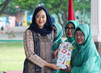 Ketua TP PKK Ny. Gunya Paramasukhaputri Hadiri Peringatan Hari Lansia Nasional ke-30 di Bantaeng