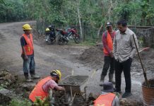 Peduli Petani, Bupati Bantaeng Turun Langsung Tinjau Perbaikan Ruas Jalan Biringere