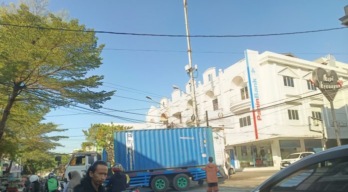 Abaikan Perwali No. 94, Tronton 10 Roda Kembali Merajalela Bongkar Muat di Siang Hari, Makassar Macet Parah, Walikota APPI diminta Tegas
