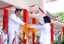 Bupati Bantaeng Pimpin Upacara HUT RI ke-81, Serahkan Satyalancana Karya Satya dan Bantuan Sosial Korban Gempa NTT