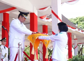 Bupati Bantaeng Pimpin Upacara HUT RI ke-81, Serahkan Satyalancana Karya Satya dan Bantuan Sosial Korban Gempa NTT