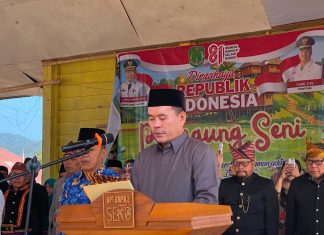 Peringati HUT RI ke-81, Wakil Ketua I DPRD Luwu Utara Bacakan Teks Proklamasi di Pelosok Seko Bersama Masyarakat