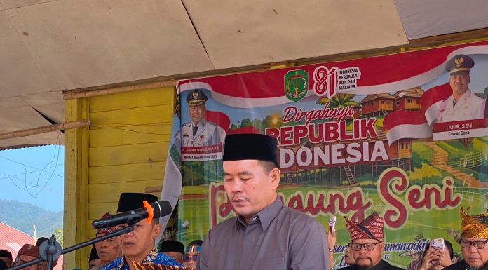 Peringati HUT RI ke-81, Wakil Ketua I DPRD Luwu Utara Bacakan Teks Proklamasi di Pelosok Seko Bersama Masyarakat