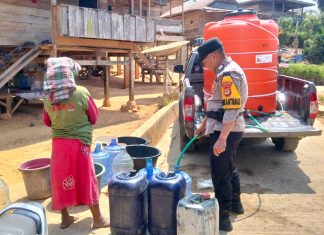 Polsek Alla Bersama Camat Alla Salurkan Air Bersih Keoada Warga Dusun Bibang, Desa Bolang Enrekang