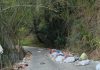 Warga Resah – Aparat Desa Diam, Sampah Berserakan di Jalan Kalosi–Sumillan Ganggu Akses Kendaraan Pengangkut Sayuran