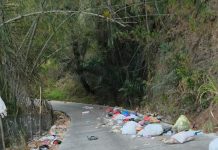 Warga Resah – Aparat Desa Diam, Sampah Berserakan di Jalan Kalosi–Sumillan Ganggu Akses Kendaraan Pengangkut Sayuran