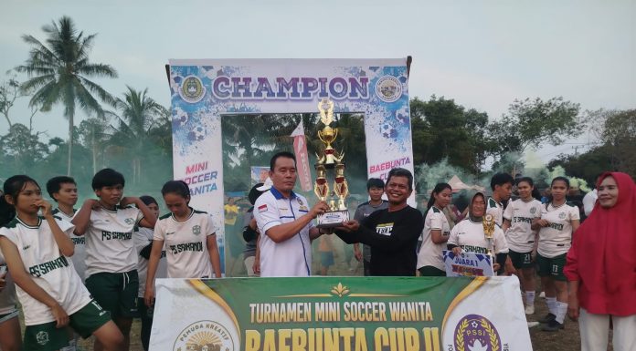 Karemuddin Serahkan Hadiah Juara Baebunta CUP II, Srikandi FC Bawa Pulang Rp6 Juta