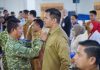Bupati Bantaeng Terima Brevet Kehormatan Kesehatan Penyelaman dan Hiperbarik dari Dankodaeral VI TNI AL Makassar