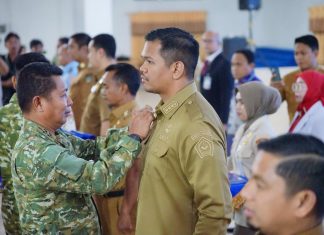 Bupati Bantaeng Terima Brevet Kehormatan Kesehatan Penyelaman dan Hiperbarik dari Dankodaeral VI TNI AL Makassar